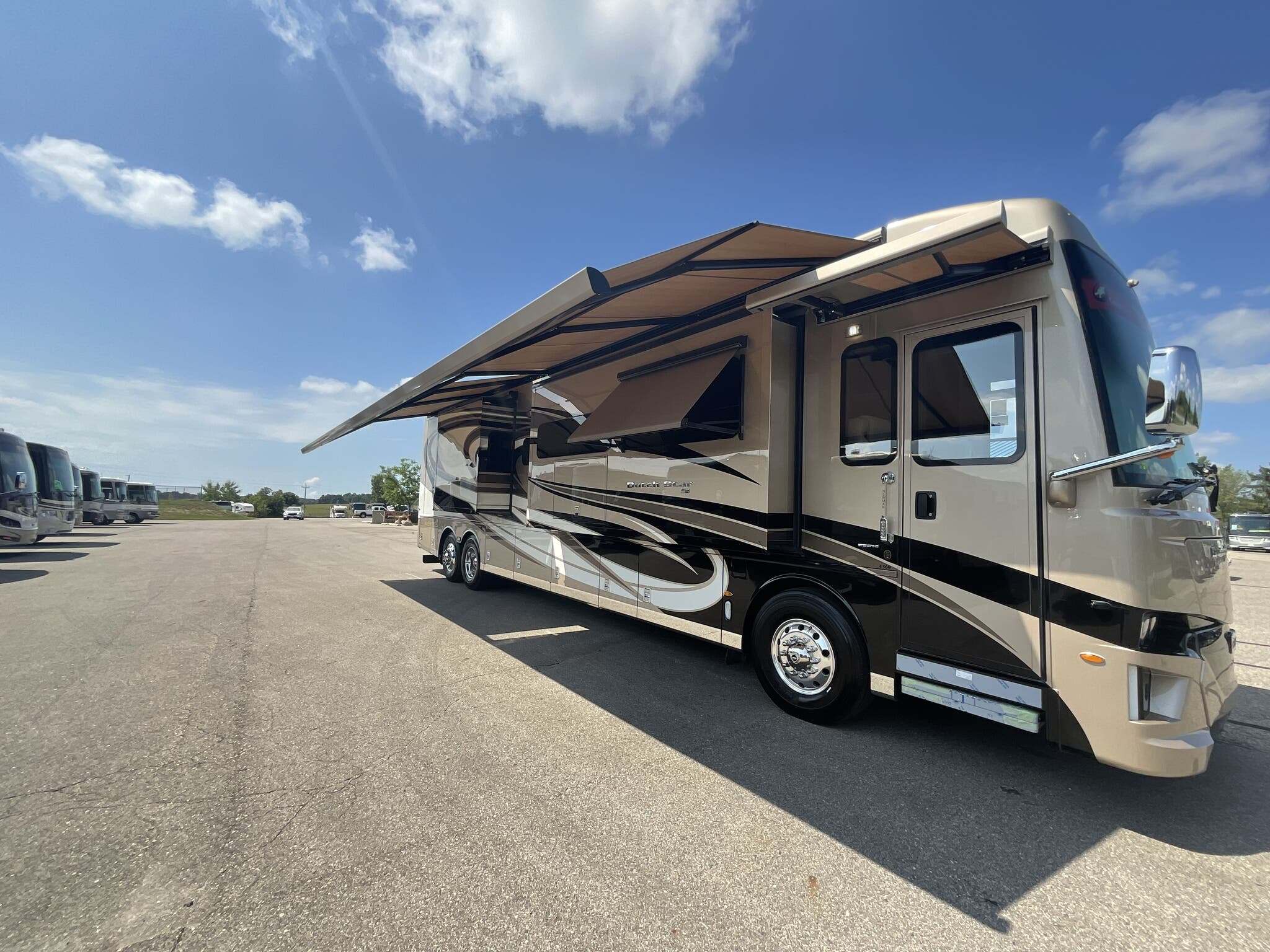 2022 Newmar Dutch Star 4369 Diesel Pusher - Image 3