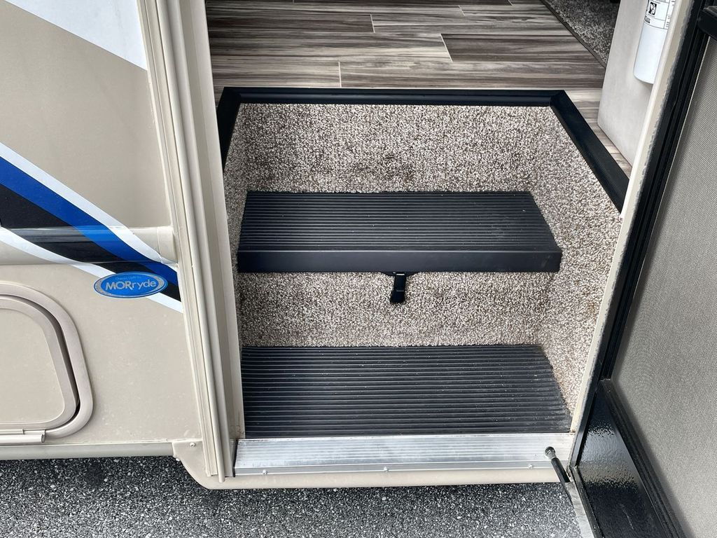 2022 Thor Motor Coach 23TW - Image 13
