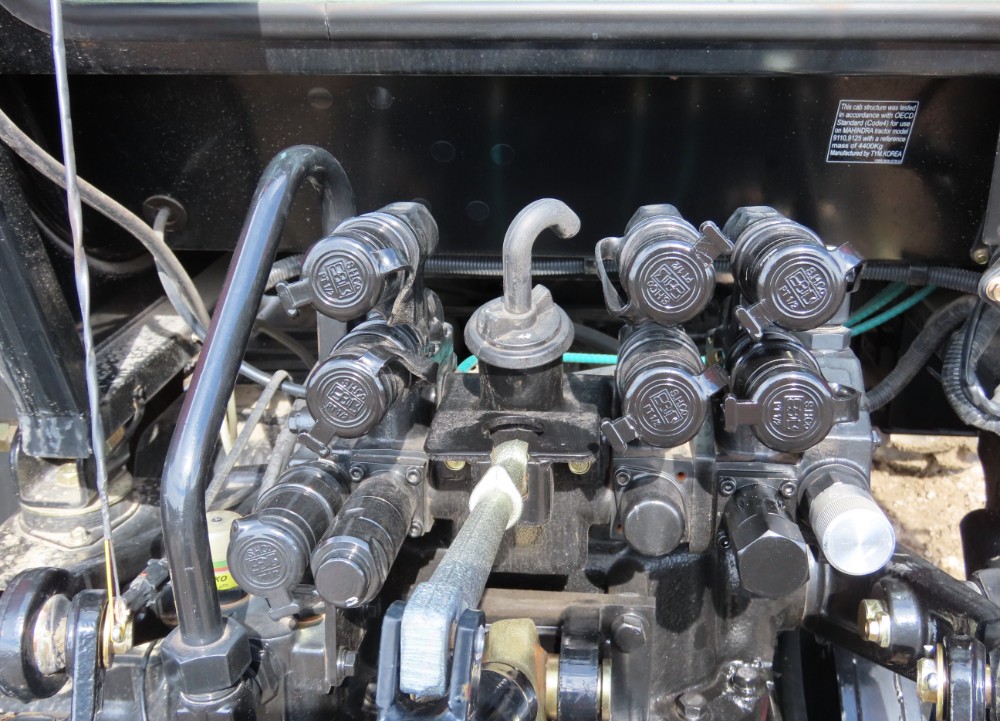 2018 Mahindra 9125P 4WD Front End Loader Utility Ag Farm Tractor - Image 30