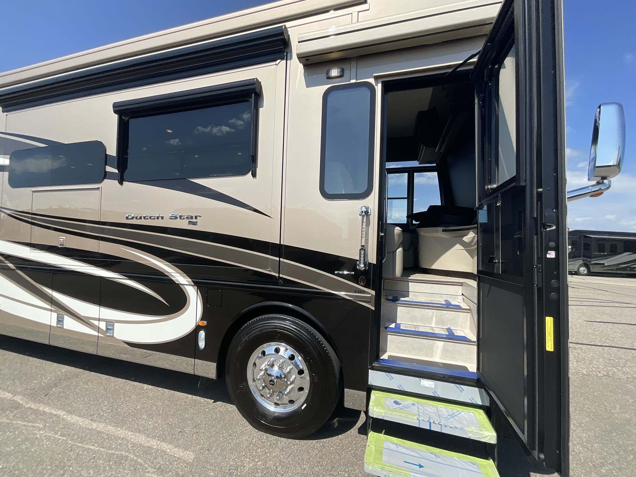 2022 Newmar Dutch Star 4369 Diesel Pusher - Image 14