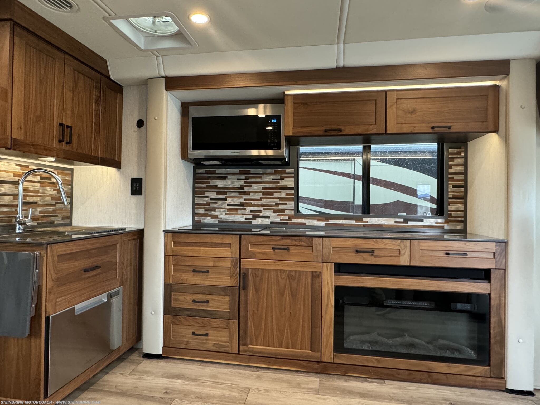 2022 Winnebago Journey 34N - Image 17