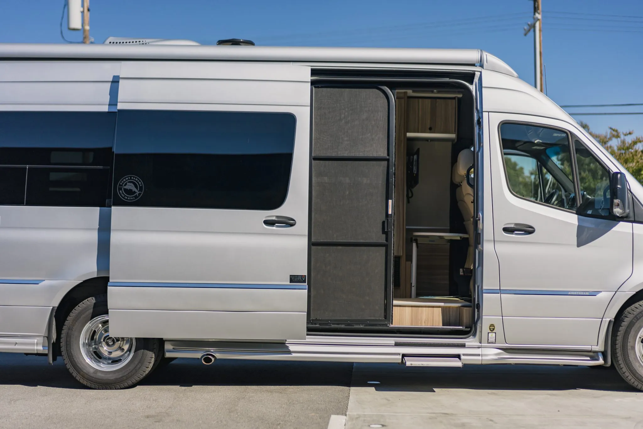 2021 Airstream Interstate 24GT Tommy Bahama Relax Edition - Image 18