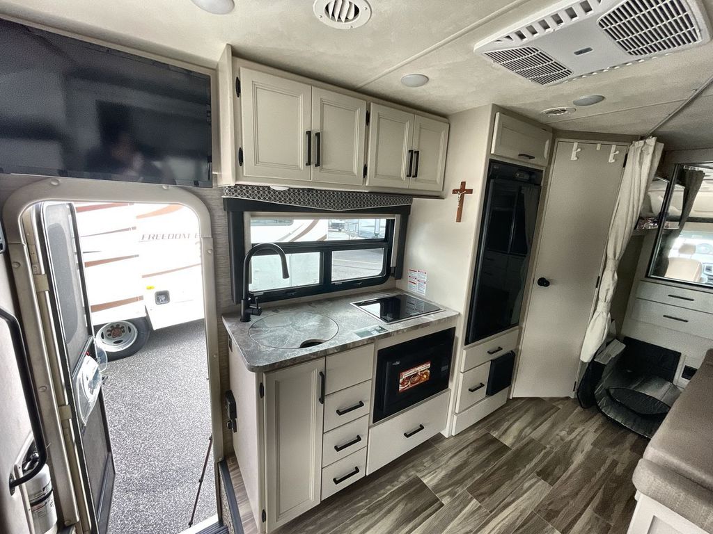 2022 Thor Motor Coach 23TW - Image 21