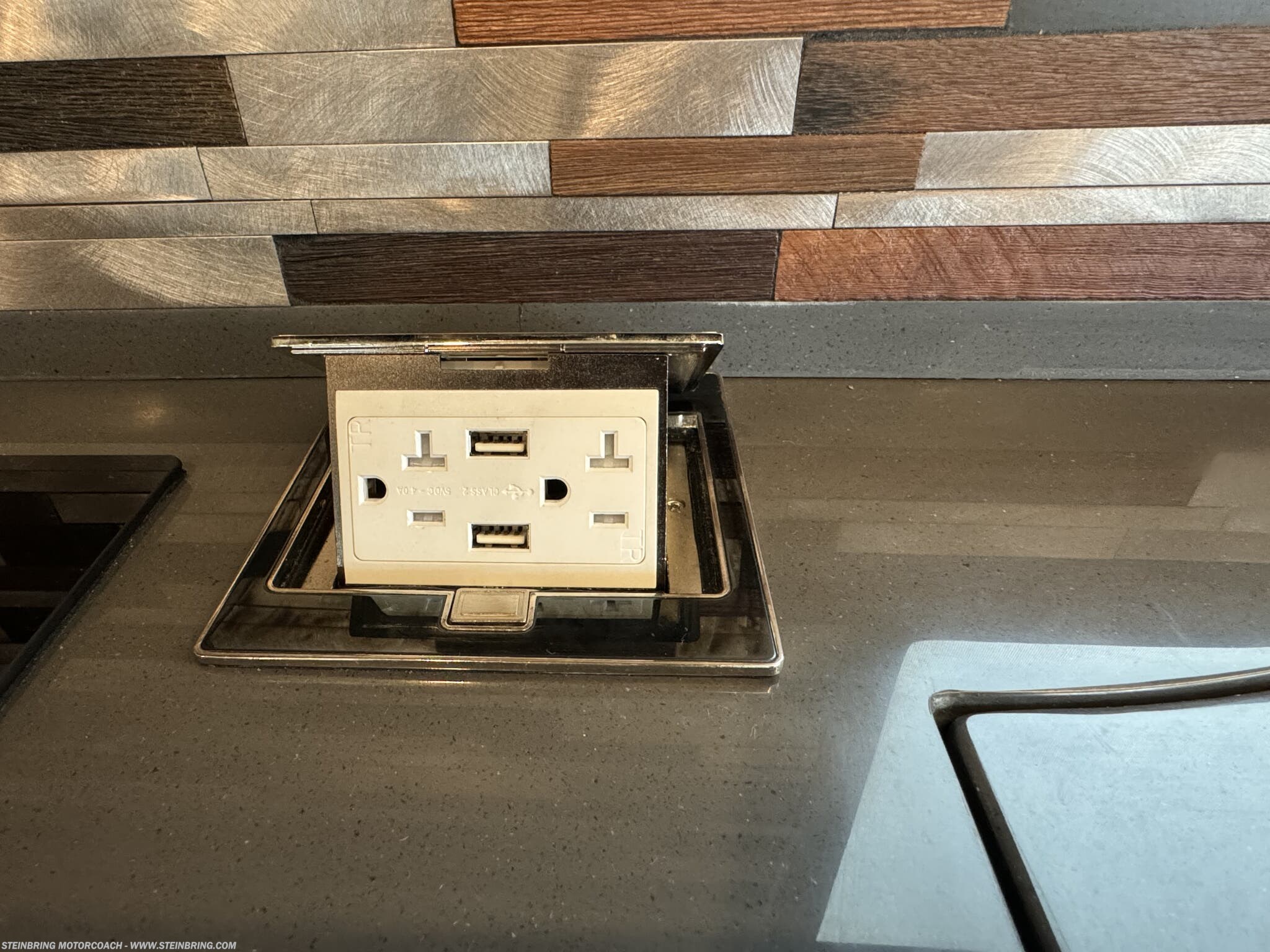 2022 Winnebago Journey 34N - Image 23