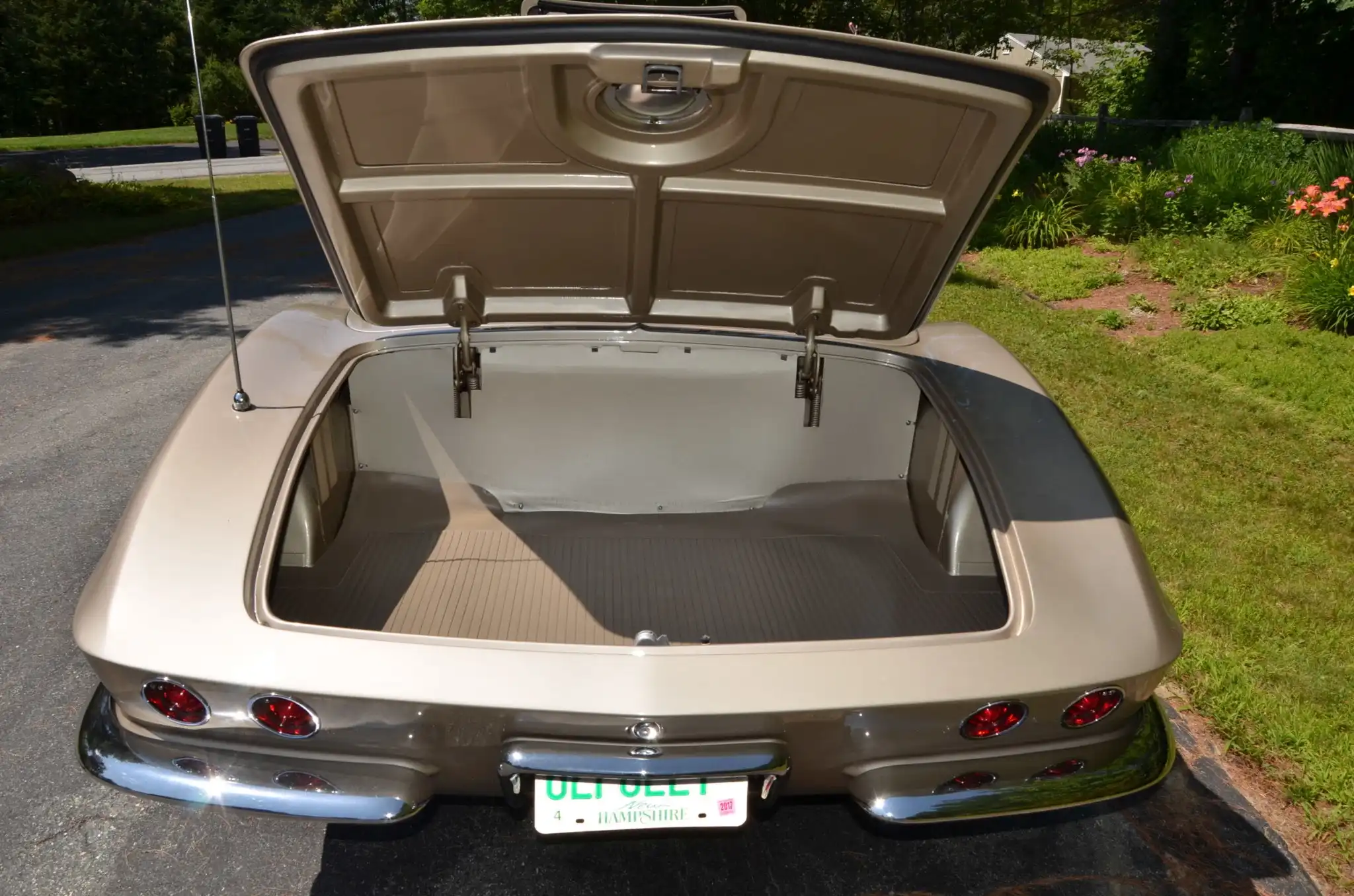 1962 Chevrolet Corvette Fuelie 4-Speed - Image 2