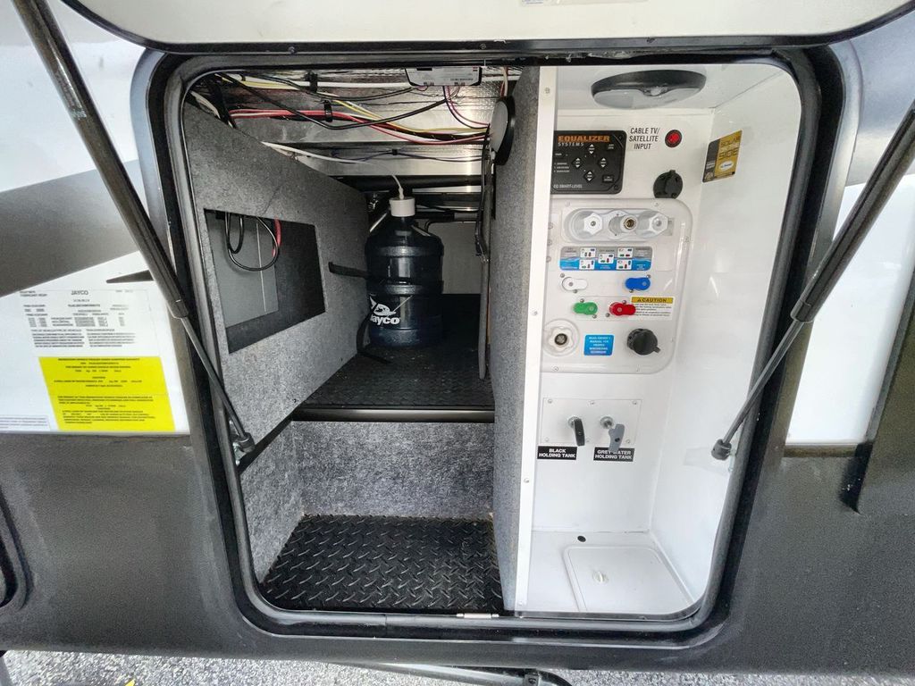 2021 Jayco Seismic 4113 - Image 14