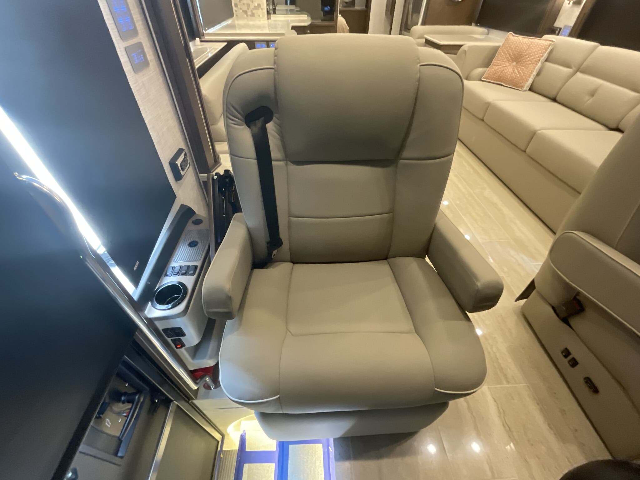 2022 Newmar Dutch Star 4369 Diesel Pusher - Image 24