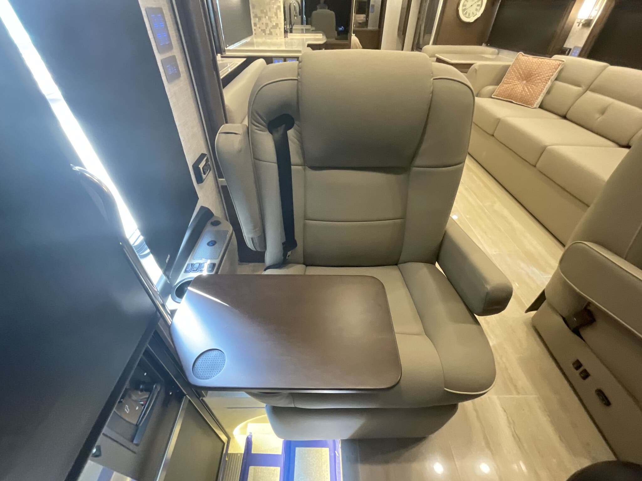 2022 Newmar Dutch Star 4369 Diesel Pusher - Image 25