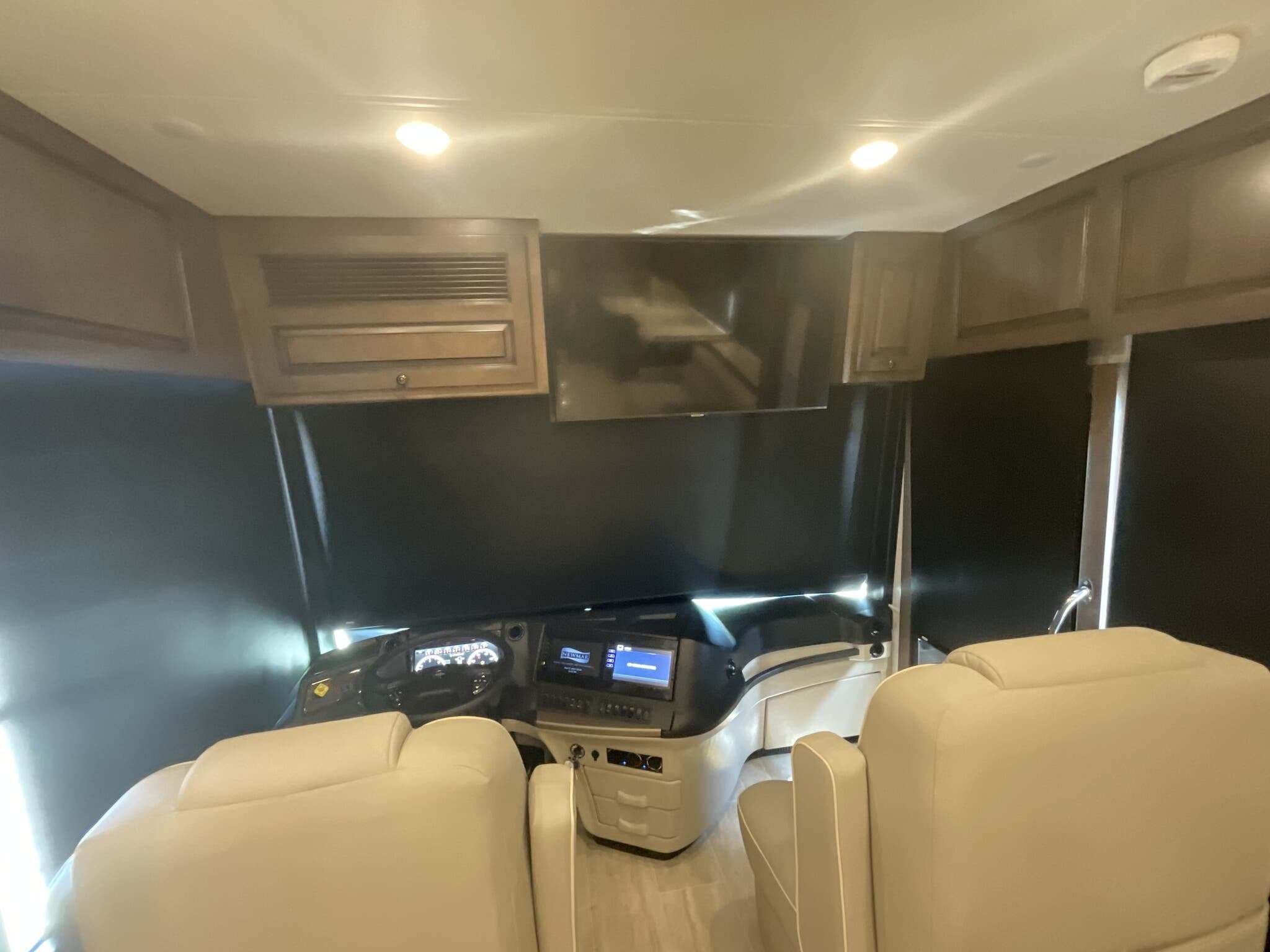 2022 Newmar Dutch Star 4369 Diesel Pusher - Image 27