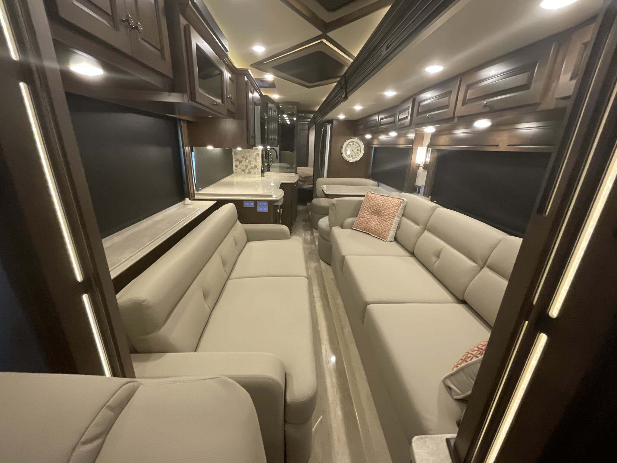 2022 Newmar Dutch Star 4369 Diesel Pusher - Image 30