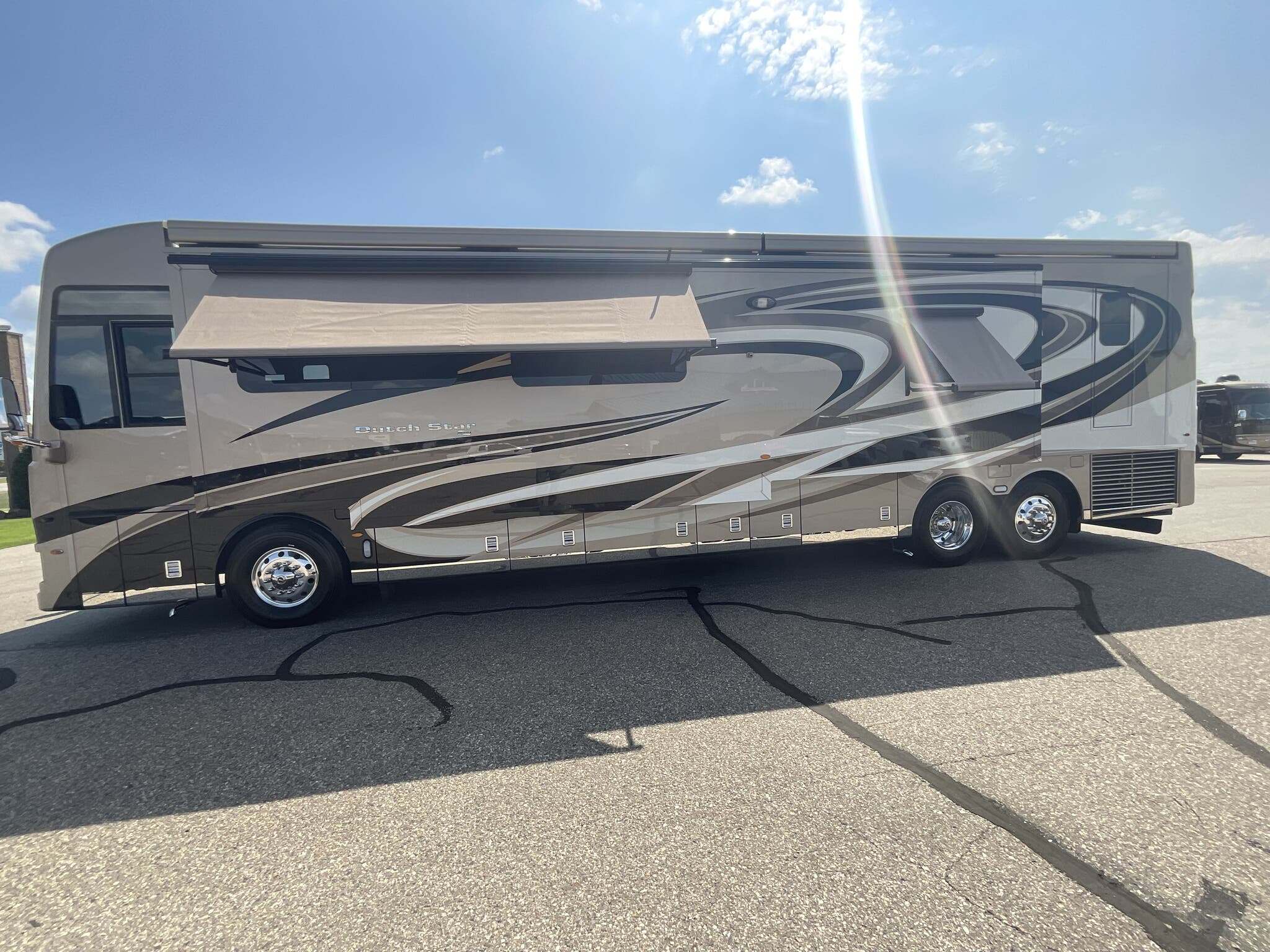 2022 Newmar Dutch Star 4369 Diesel Pusher - Image 5