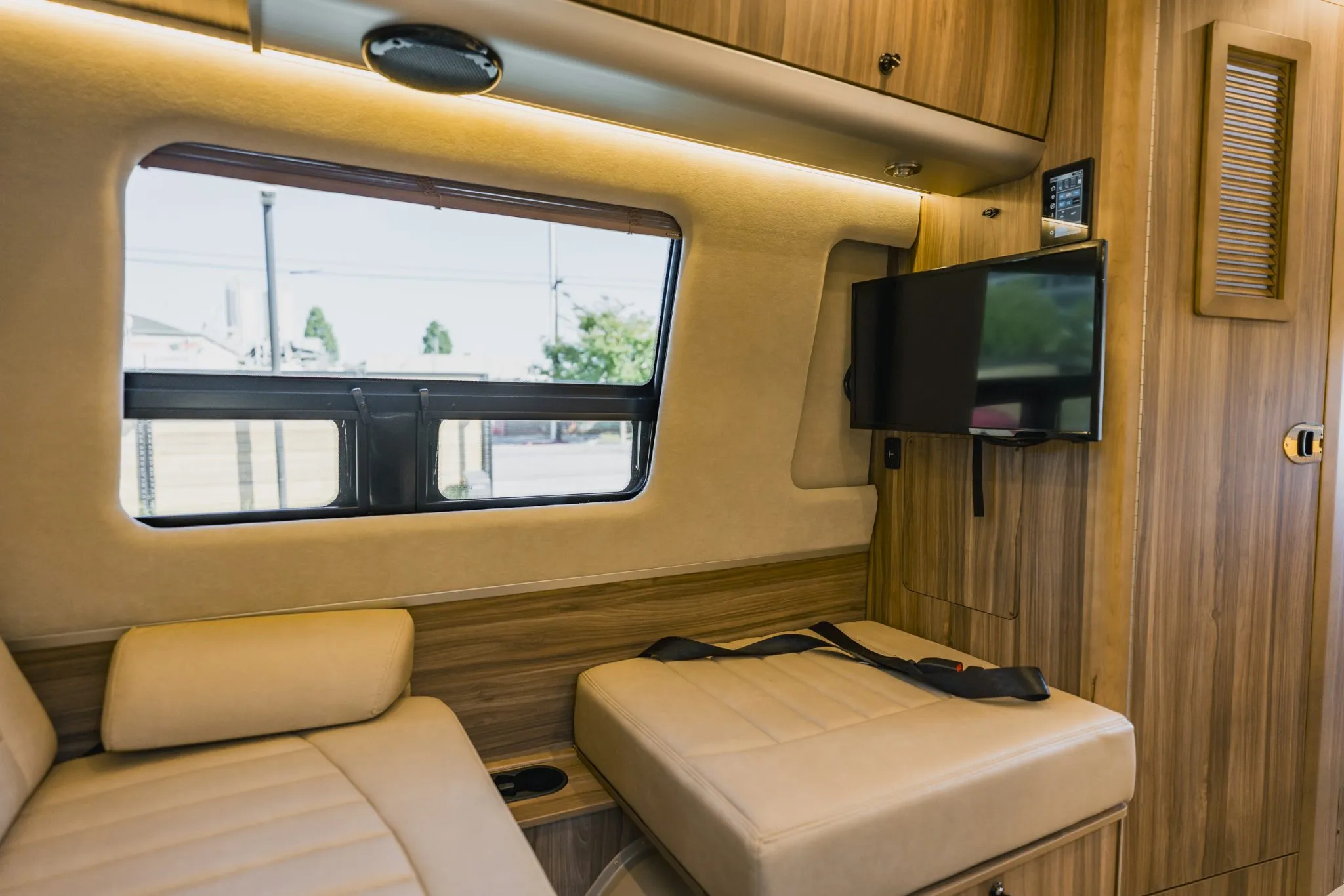 2021 Airstream Interstate 24GT Tommy Bahama Relax Edition - Image 46