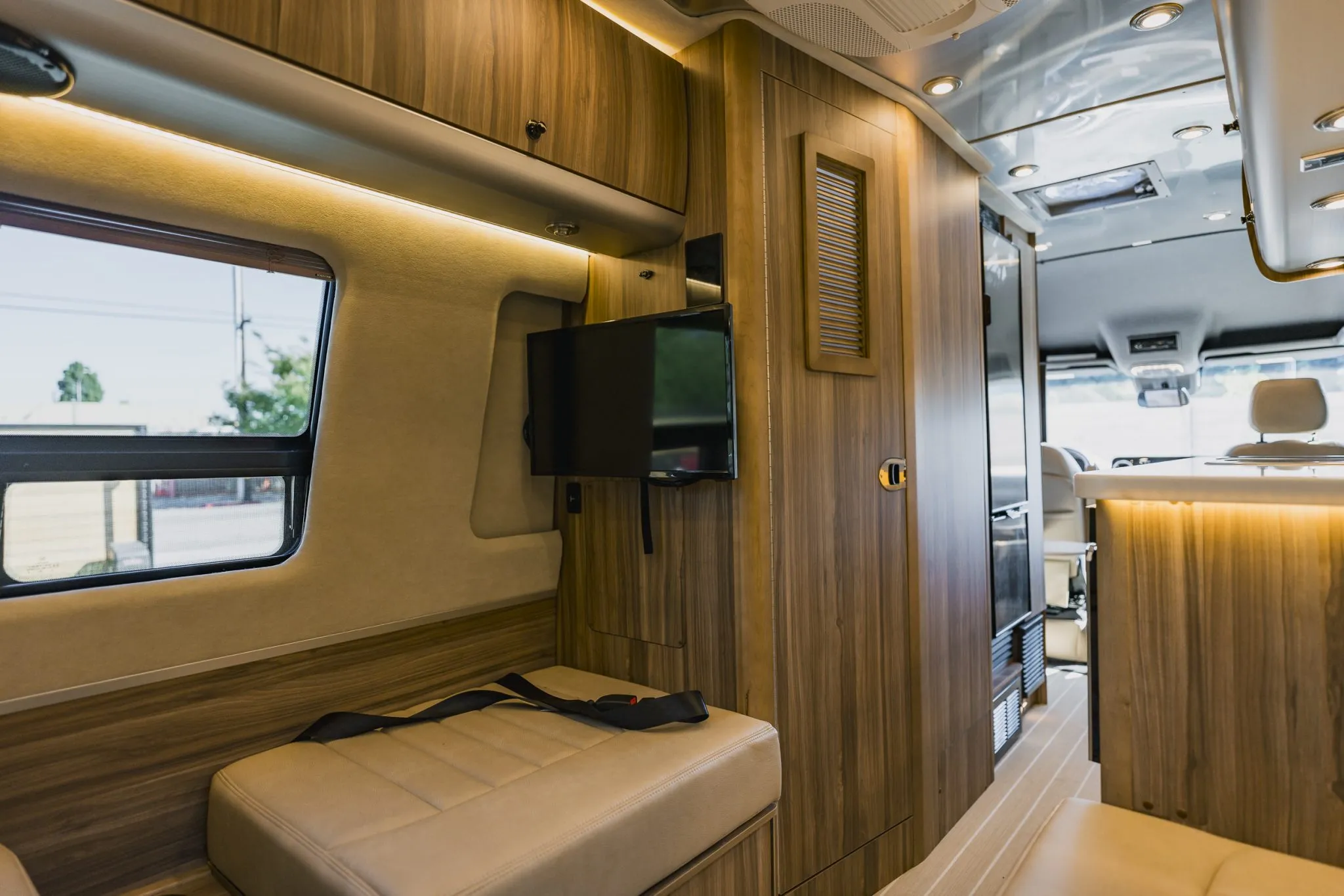 2021 Airstream Interstate 24GT Tommy Bahama Relax Edition - Image 47