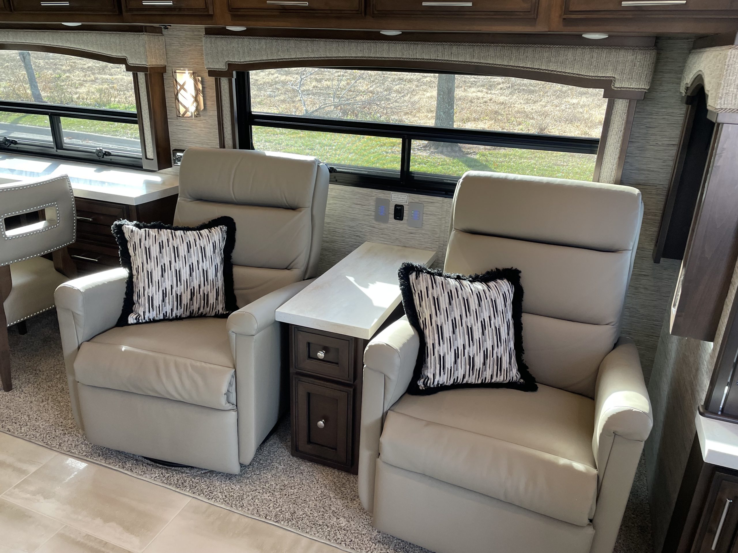 2021 Newmar VENTANA 4369 - Image 2