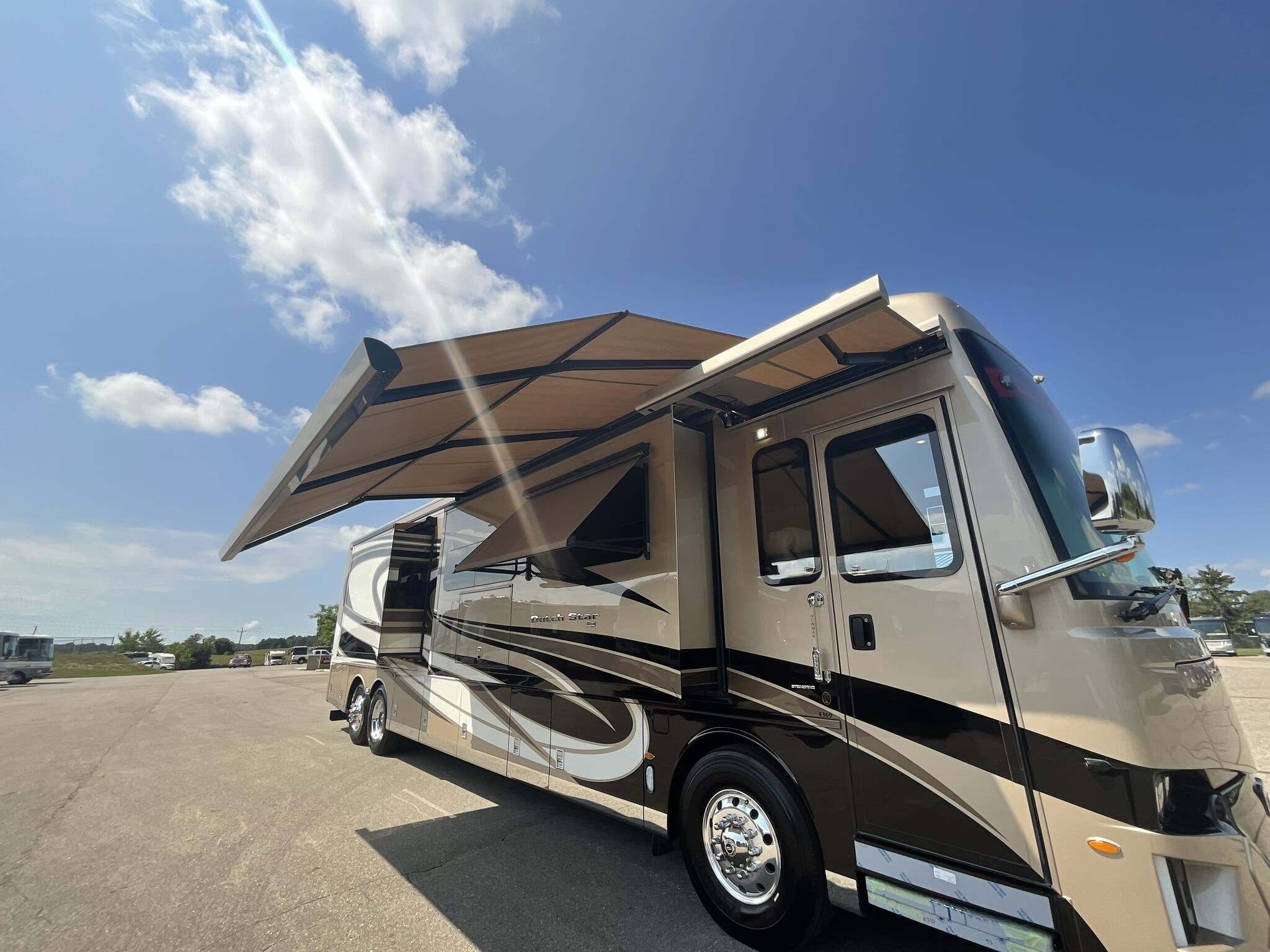 2022 Newmar Dutch Star 4369 Diesel Pusher - Image 7