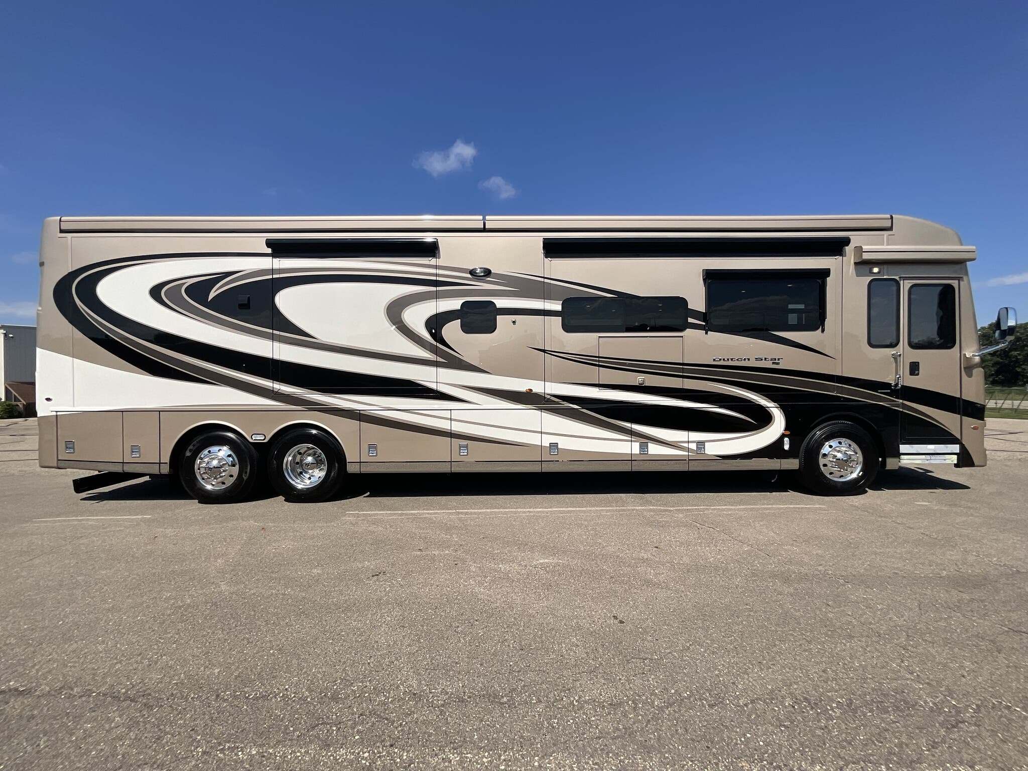 2022 Newmar Dutch Star 4369 Diesel Pusher - Image 8