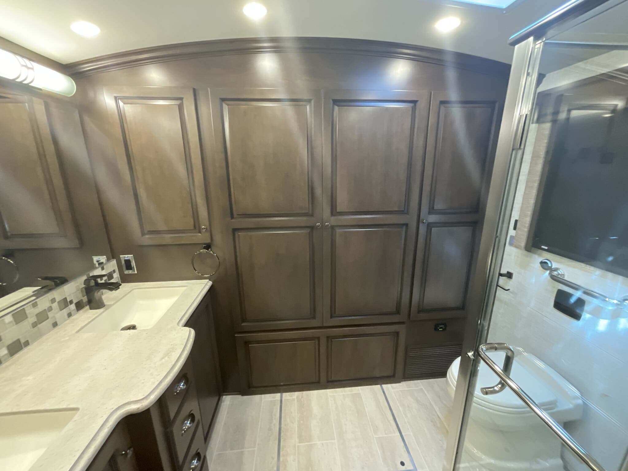 2022 Newmar Dutch Star 4369 Diesel Pusher - Image 2